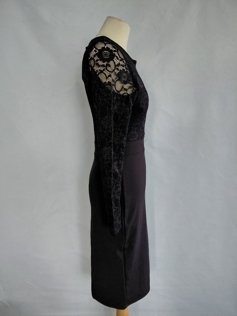 Tight knee-length dress, EUR 40, Nikka