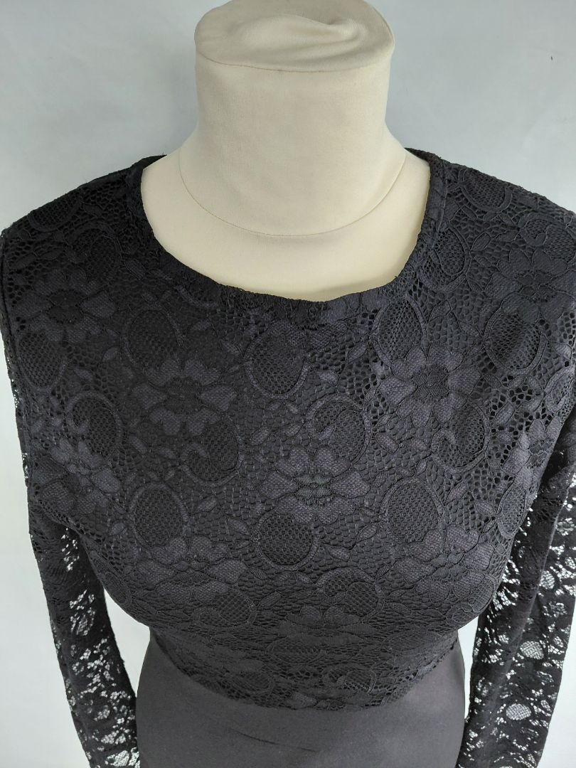 Tight knee-length dress, EUR 40, Nikka