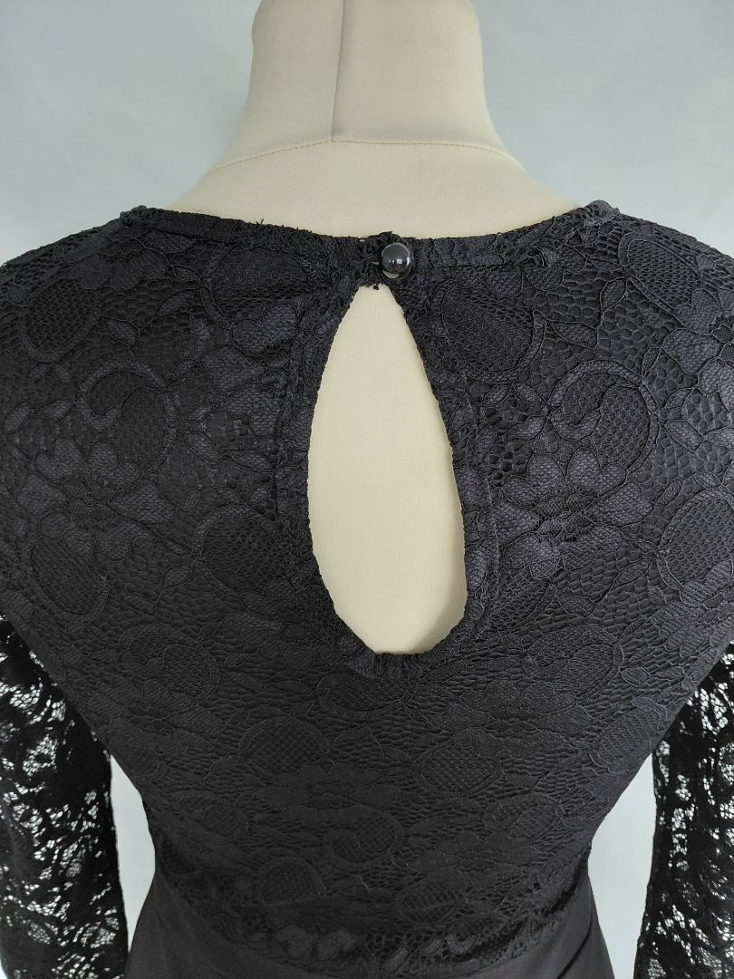 Tight knee-length dress, EUR 40, Nikka