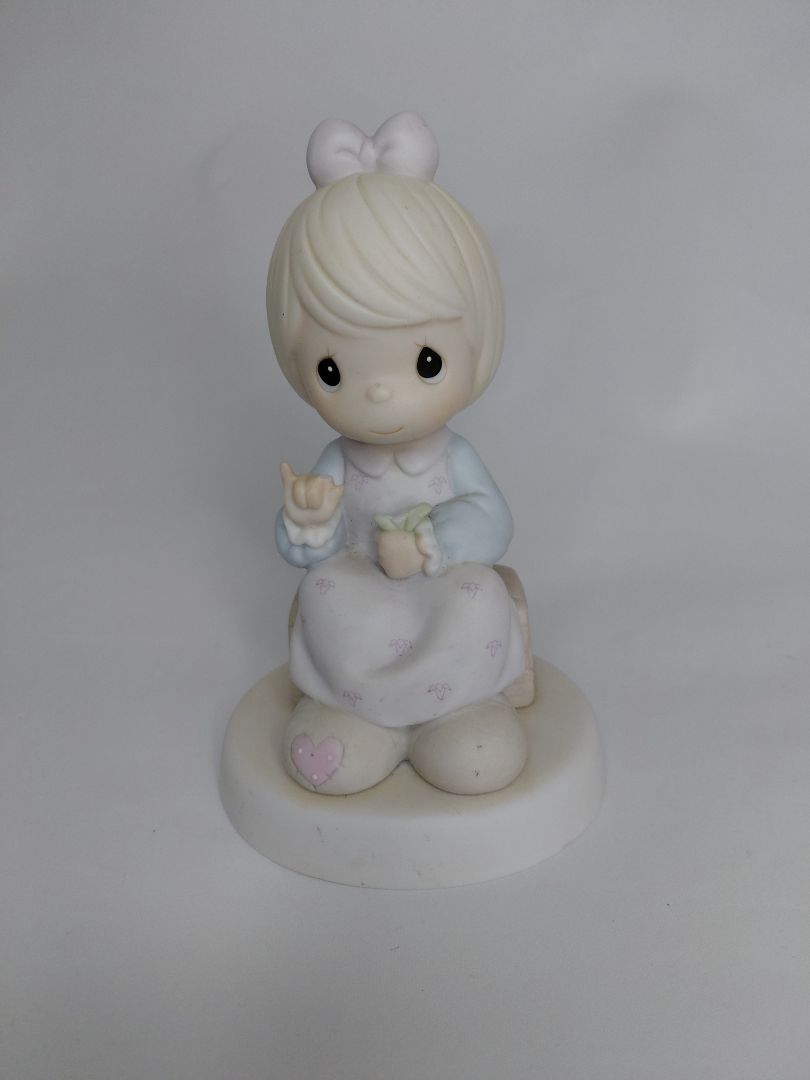 Statue of a girl in 1992 Universal love, Precious Moments