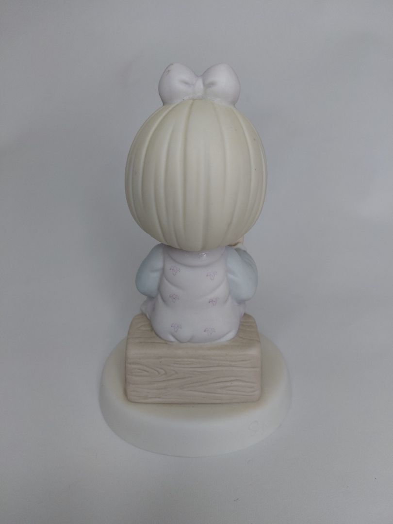 Statue of a girl in 1992 Universal love, Precious Moments
