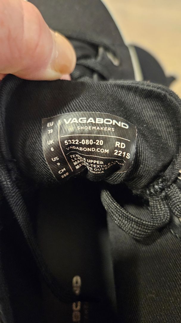 Svartir uppháir strigaskór, EUR 39