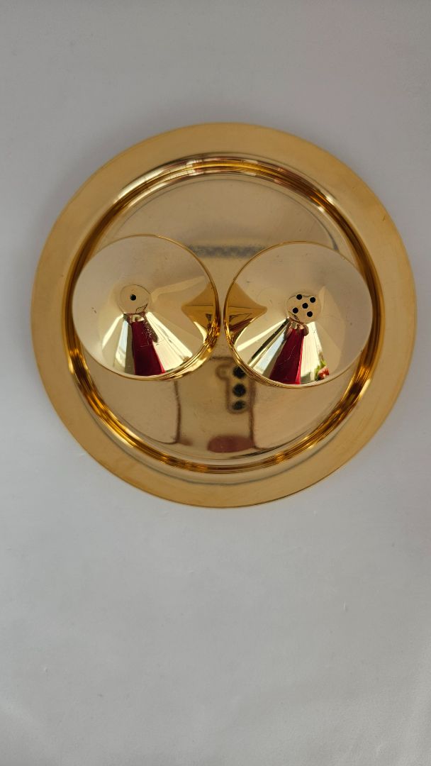 Vintage salt and pepper shakers on a tray, S, Altecco