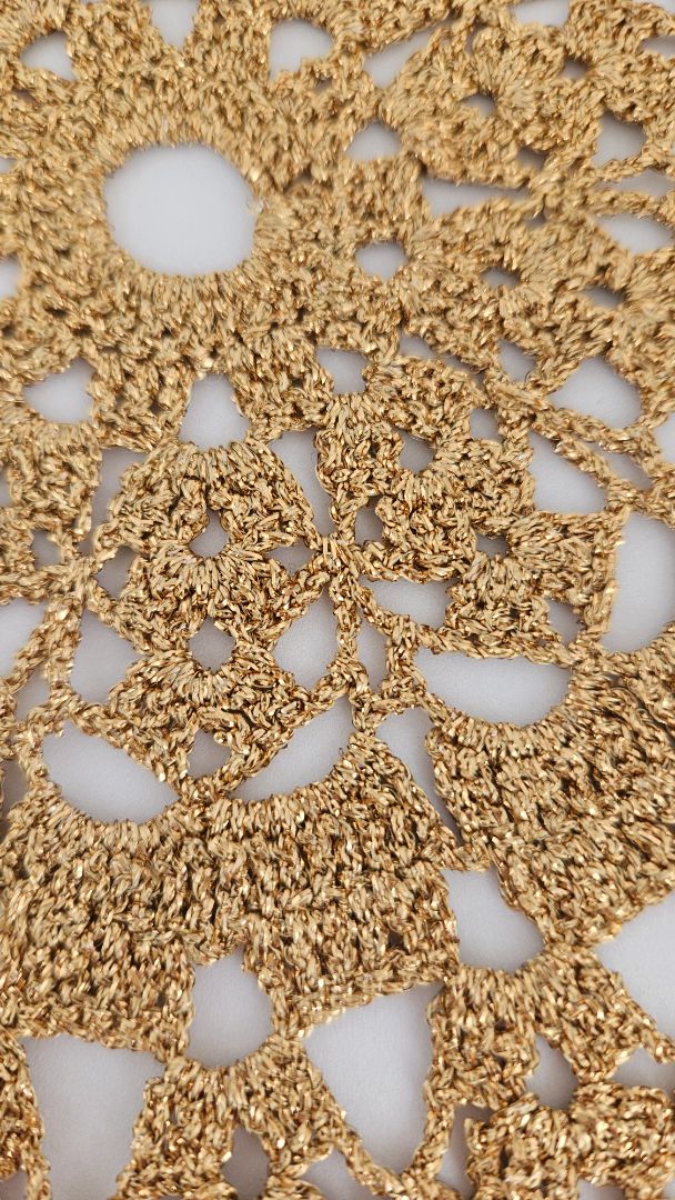Golden crochet table cloth (22 cm), 22 cm