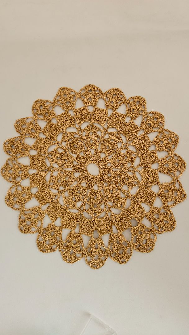 Golden crochet table cloth (22 cm), 22 cm