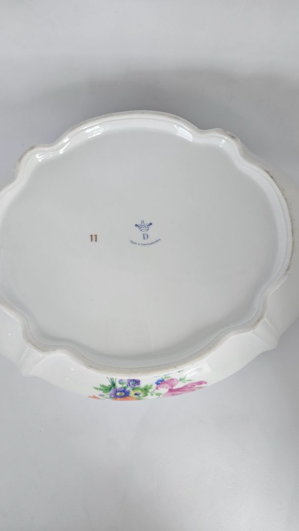 Large bowl with lid (vintage)