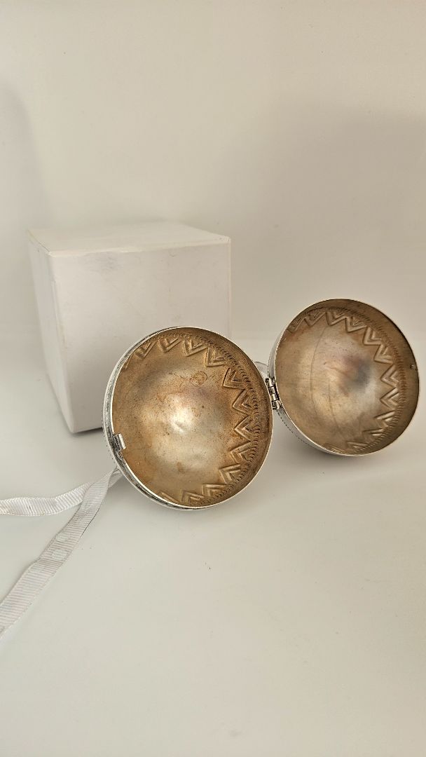 Authentic silver Christmas ornament (2011 collector's item), Summerbird Chocolaterie