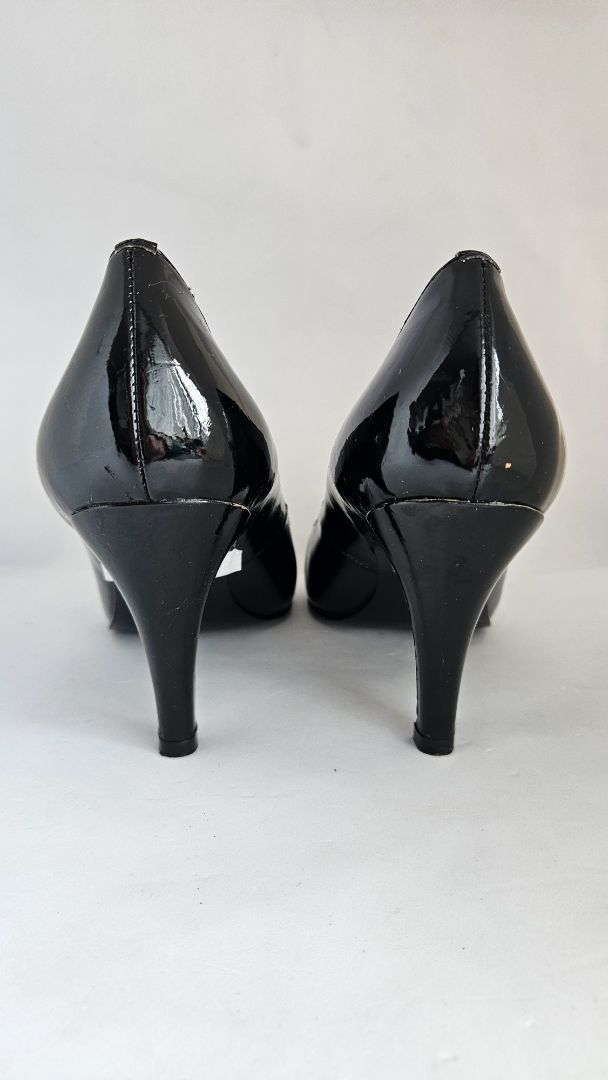 Svartir glans hælaskór (8 cm), EUR 39, Mimic Copenhagen