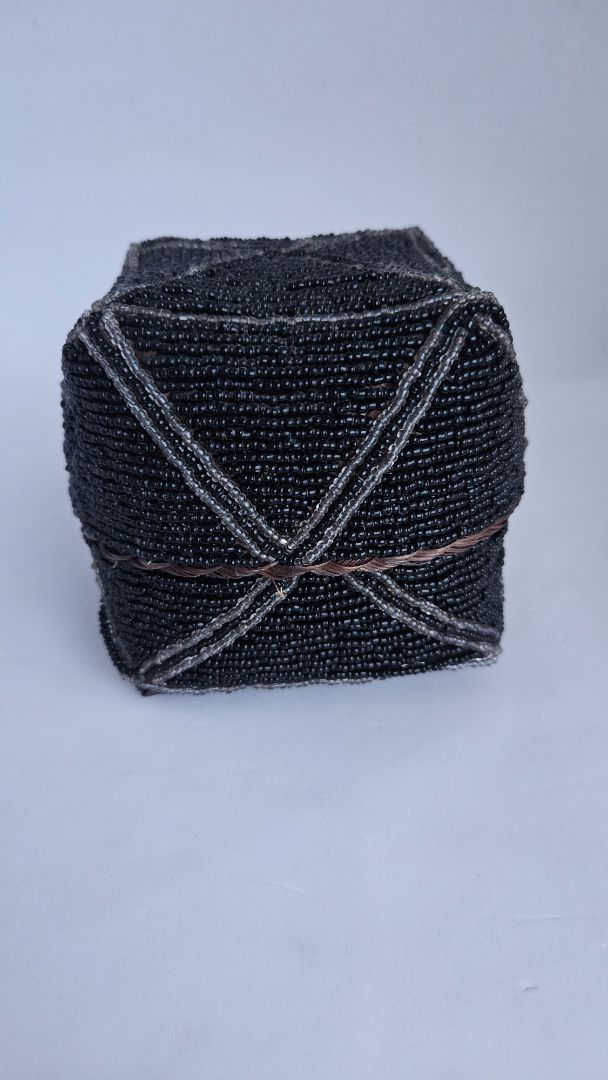 Small bast basket with lid