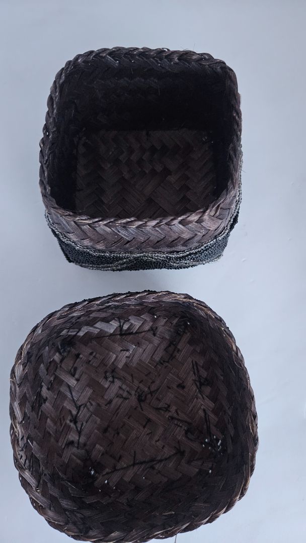 Small bast basket with lid