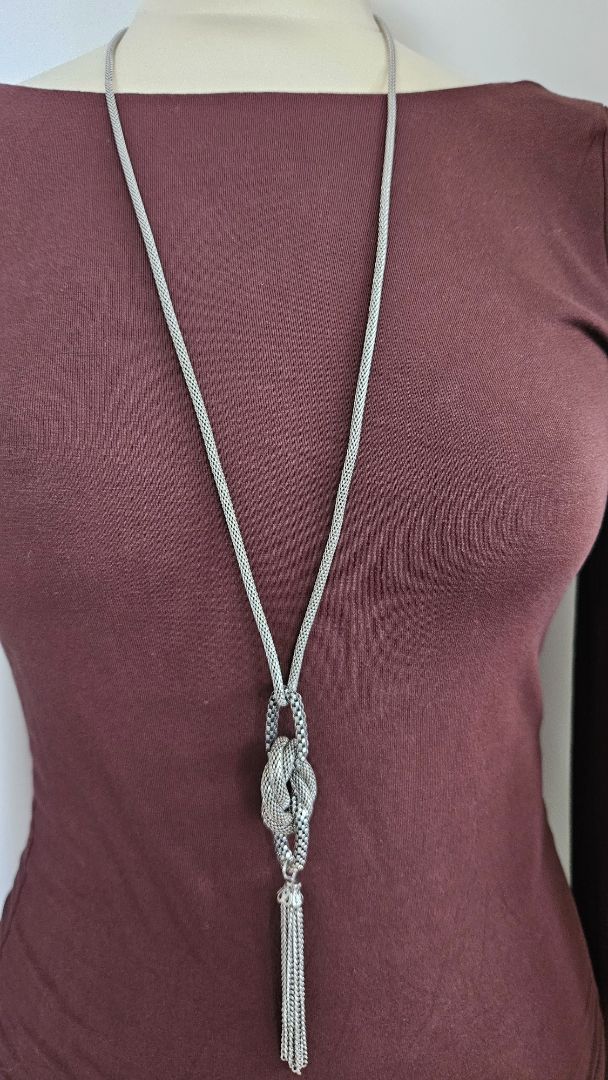 Sítt hálsmen með hengiskrauti