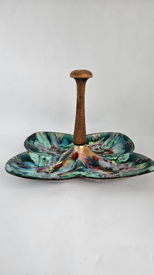 Plate with handle