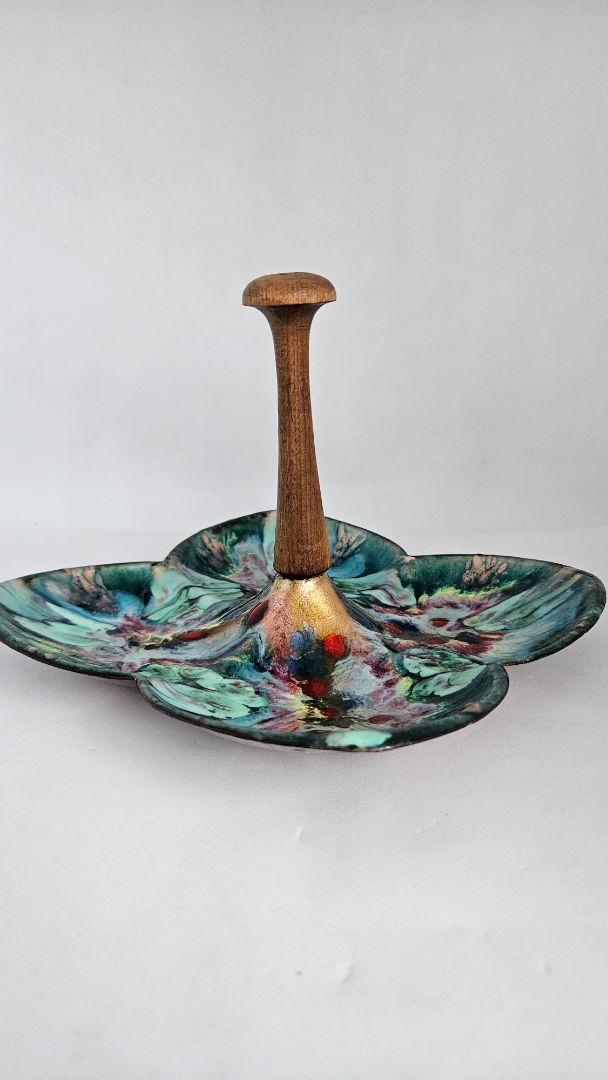 Plate with handle