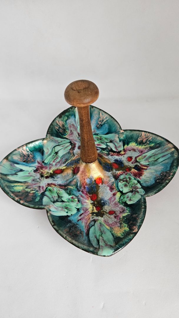 Plate with handle