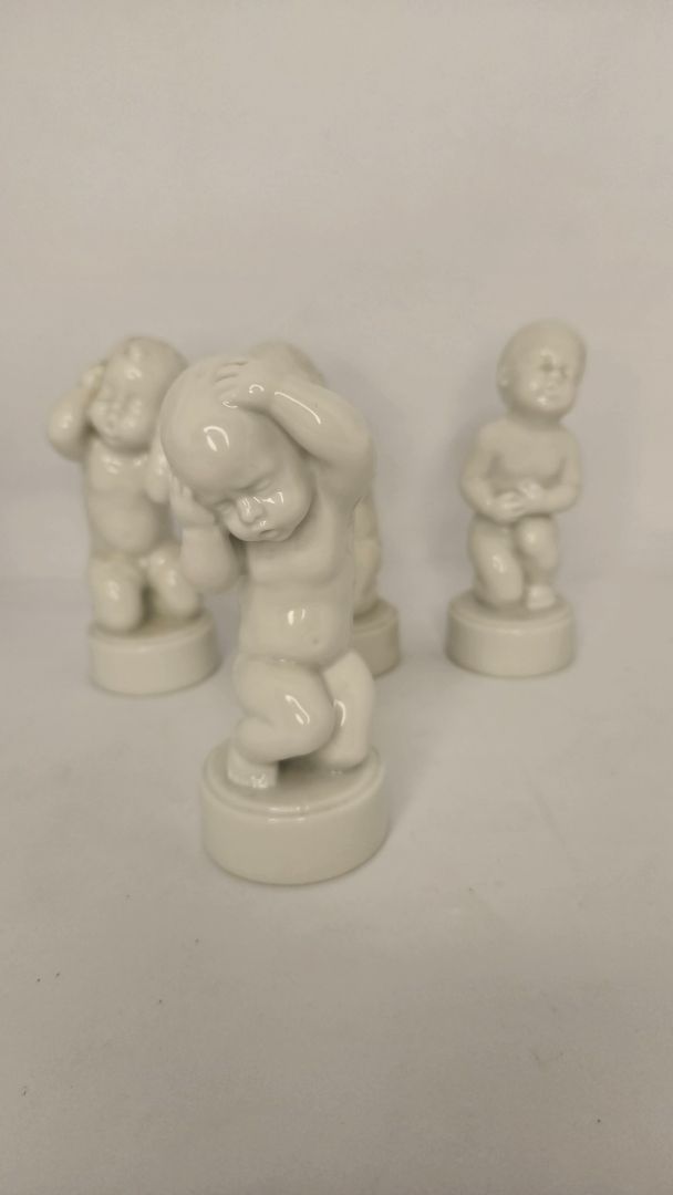 Vintage statuette - Child with headache, Bing & Gröndahl