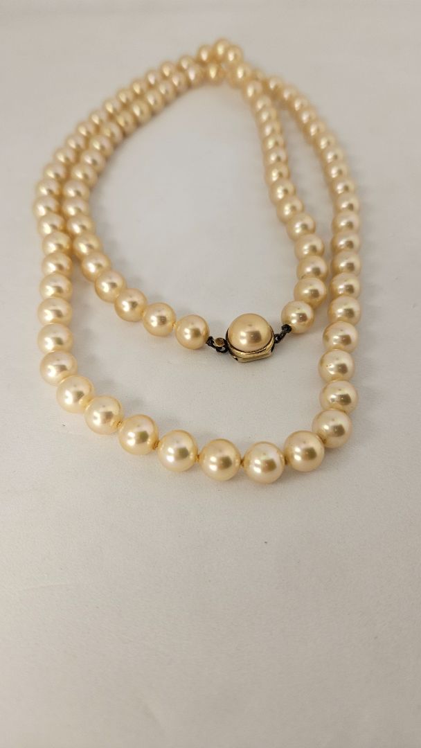 Vintage pearl necklace (at least 1969)