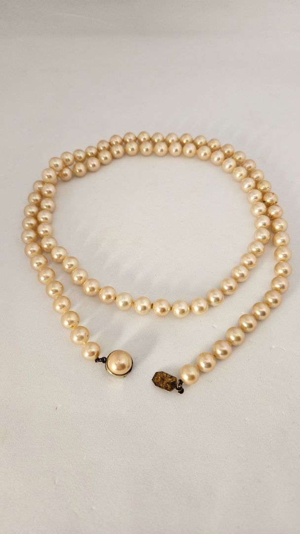 Vintage pearl necklace (at least 1969)