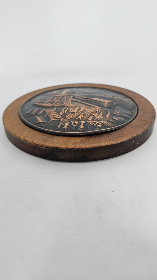 Wooden plate "Bergen", Hardanger tredesign / Hardanger sylplett