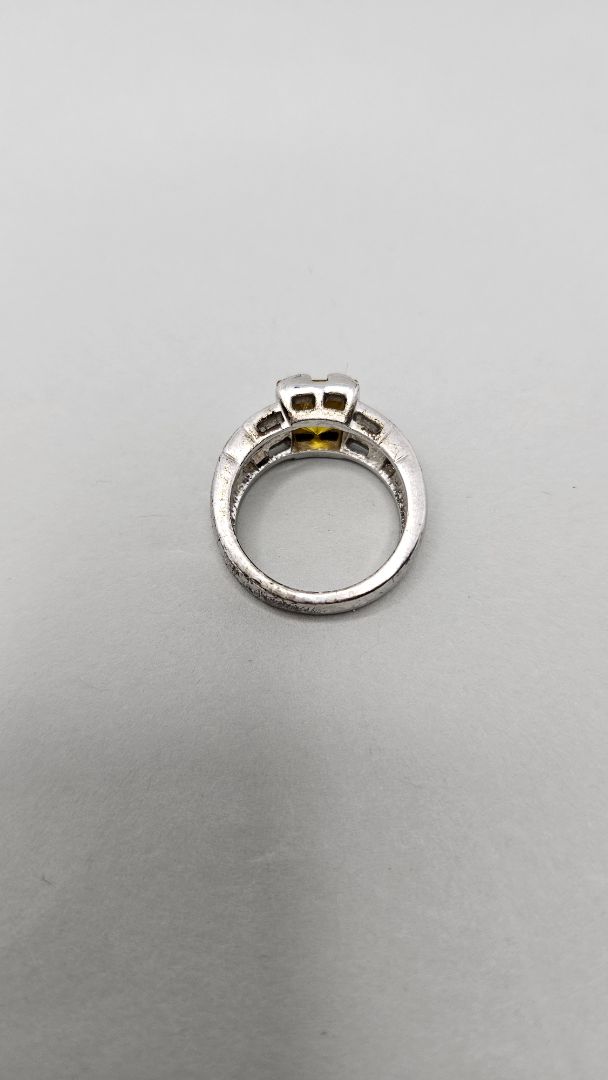 Hringur með gulum stein, 7