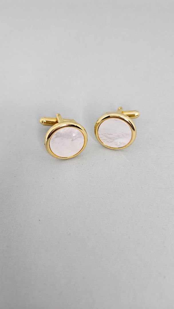 Cufflinks, Danilo