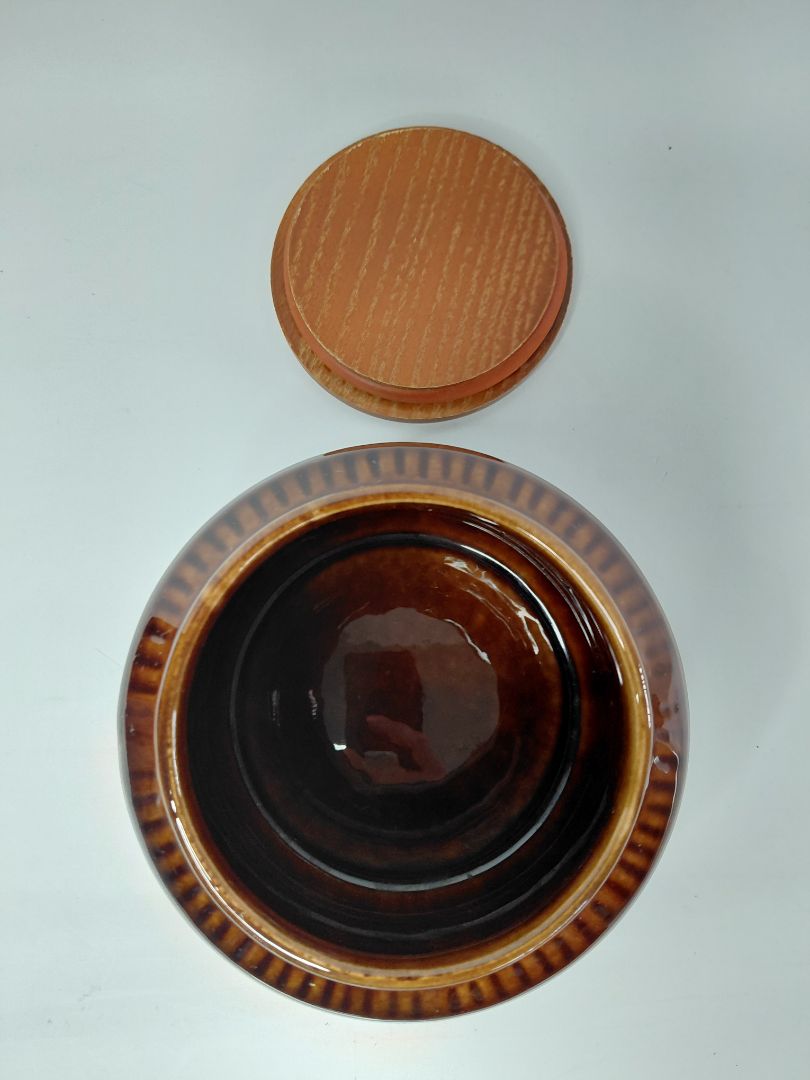 Vintage tobacco clay jar with teak lid (1970)