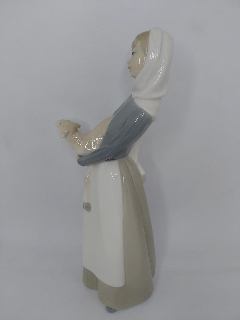 Statue of a girl holding a lamb #4584, Lladro