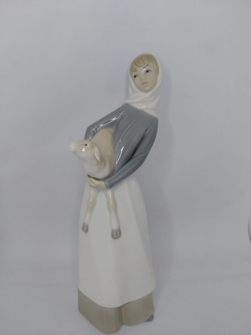 Statue of a girl holding a lamb #4584, Lladro