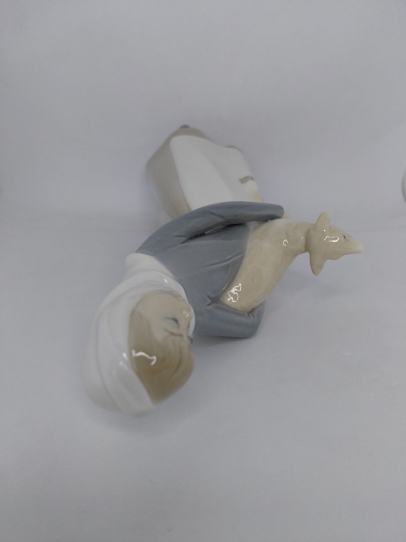 Statue of a girl holding a lamb #4584, Lladro