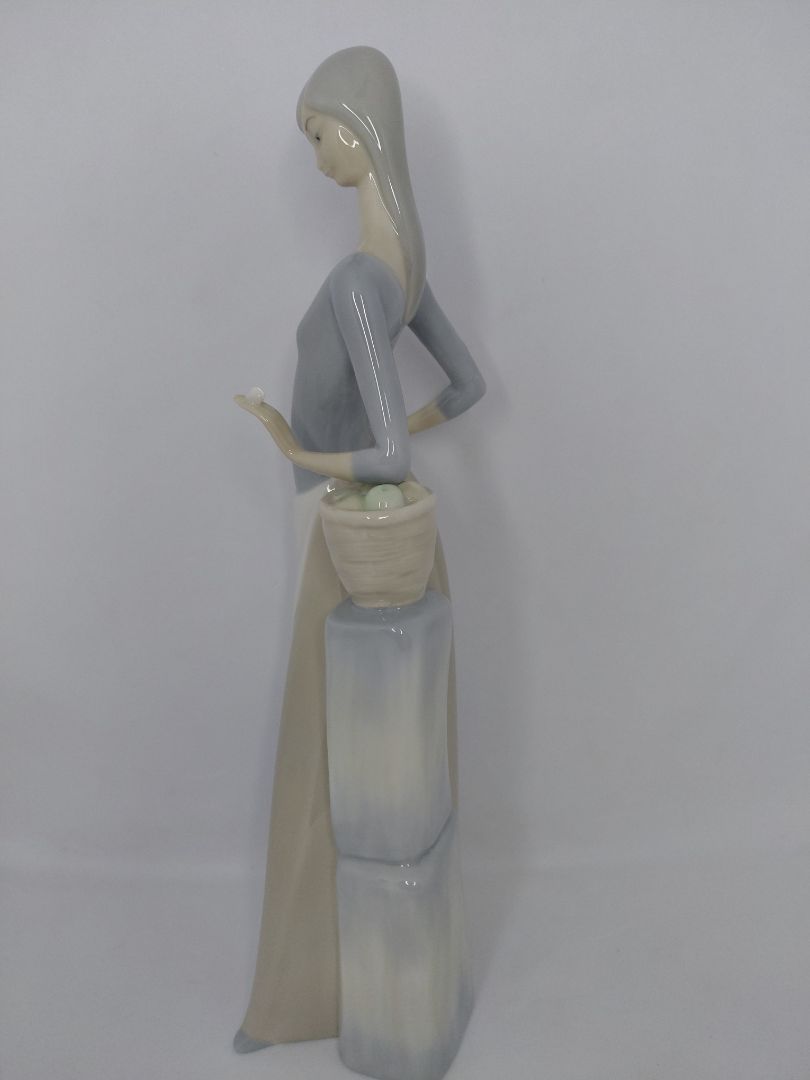 Woman holding a butterfly, NAO - Lladro