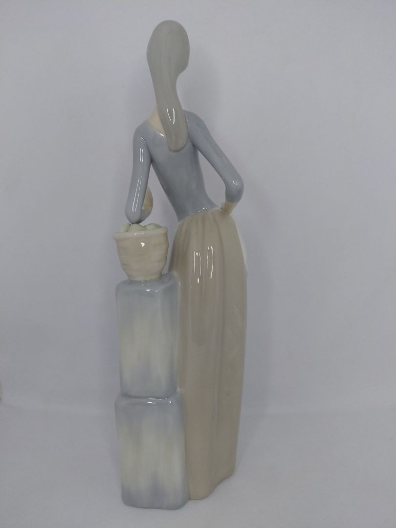 Woman holding a butterfly, NAO - Lladro