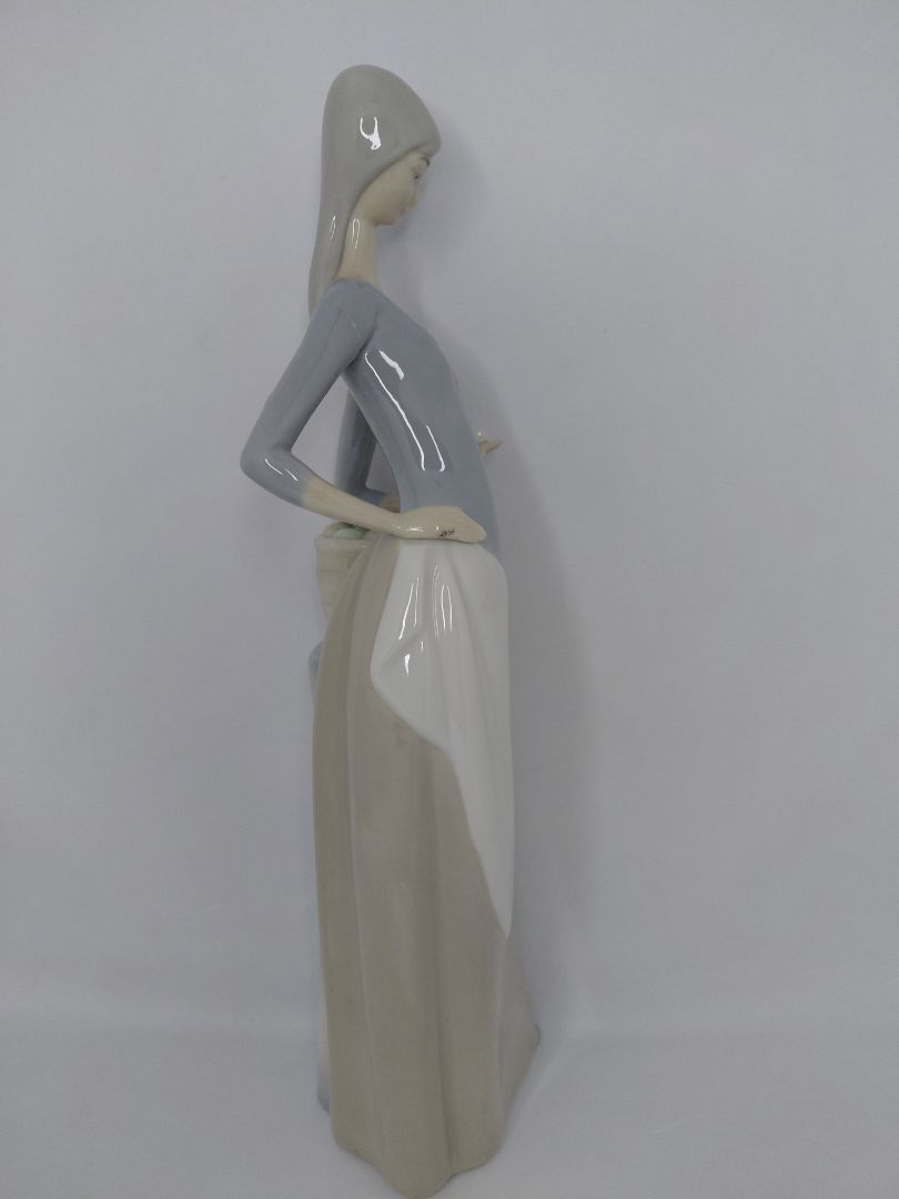 Woman holding a butterfly, NAO - Lladro