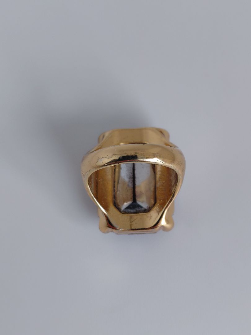 Hringur með stórum stein