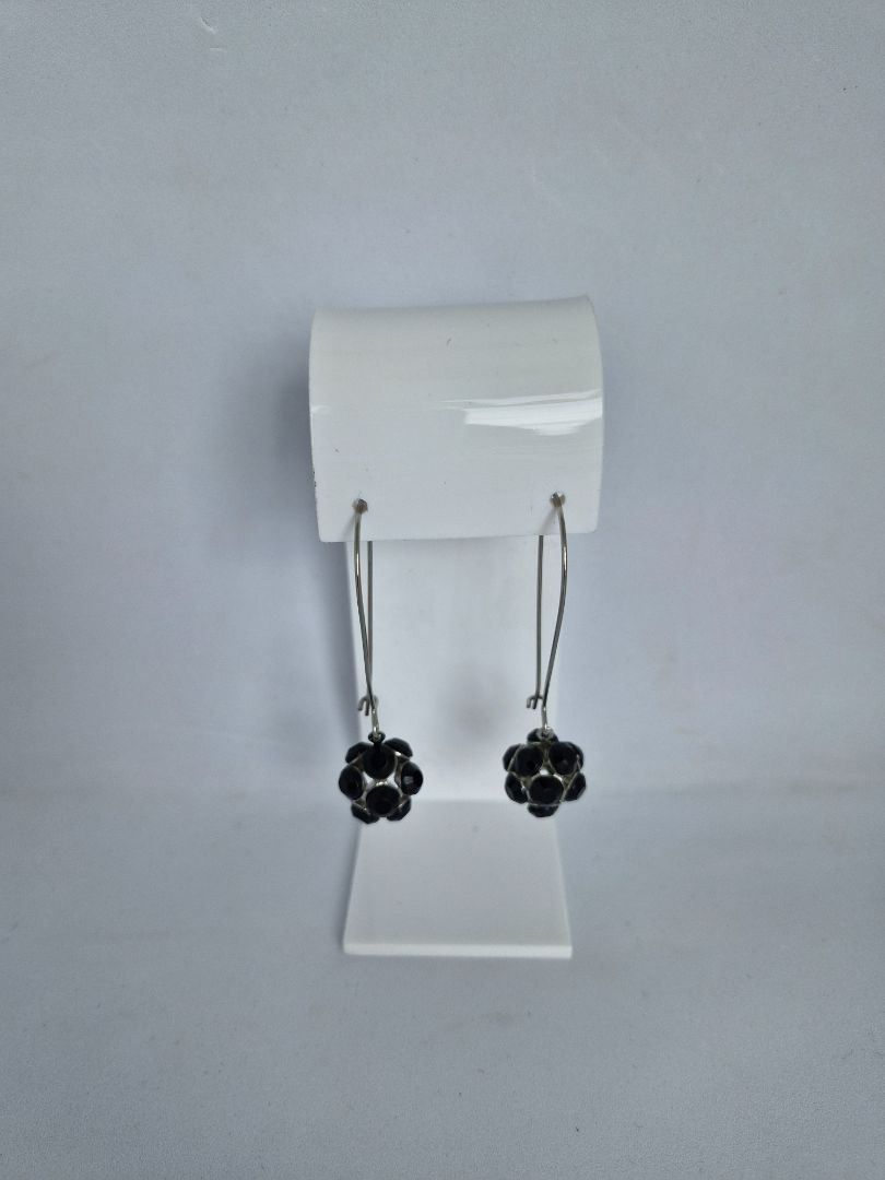 Side earrings with black stones
