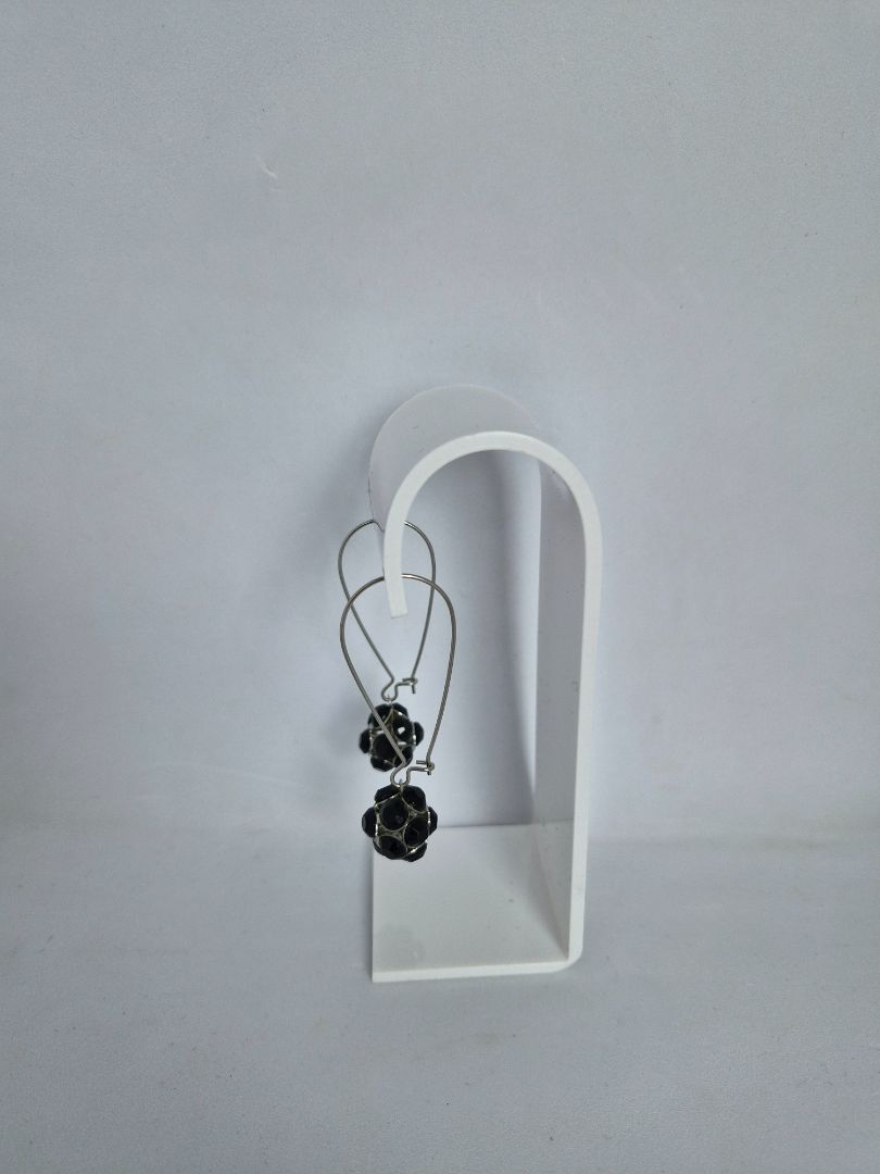 Side earrings with black stones