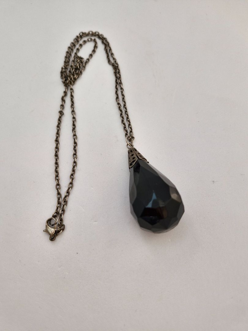 Long necklace with a large black stone