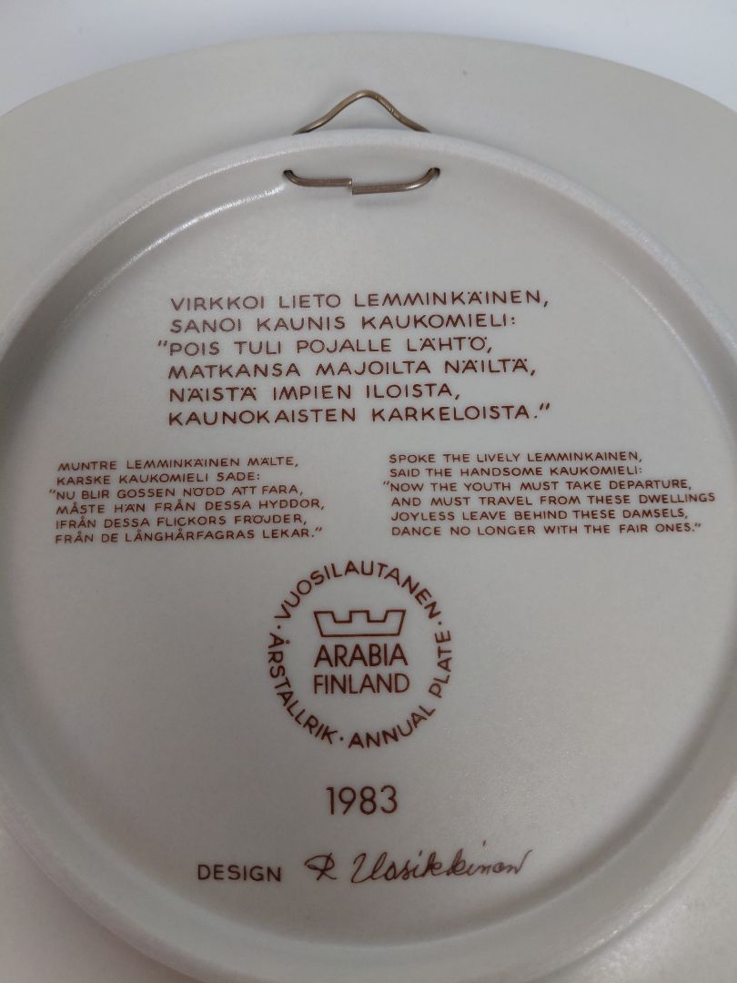 Vintage (1983) wall plate from the Kalevala line, Arabia Finland