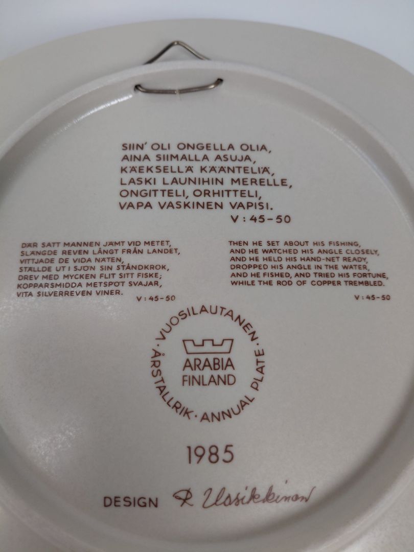Vintage (1985) wall plate from the Kalevala line, Arabia Finland