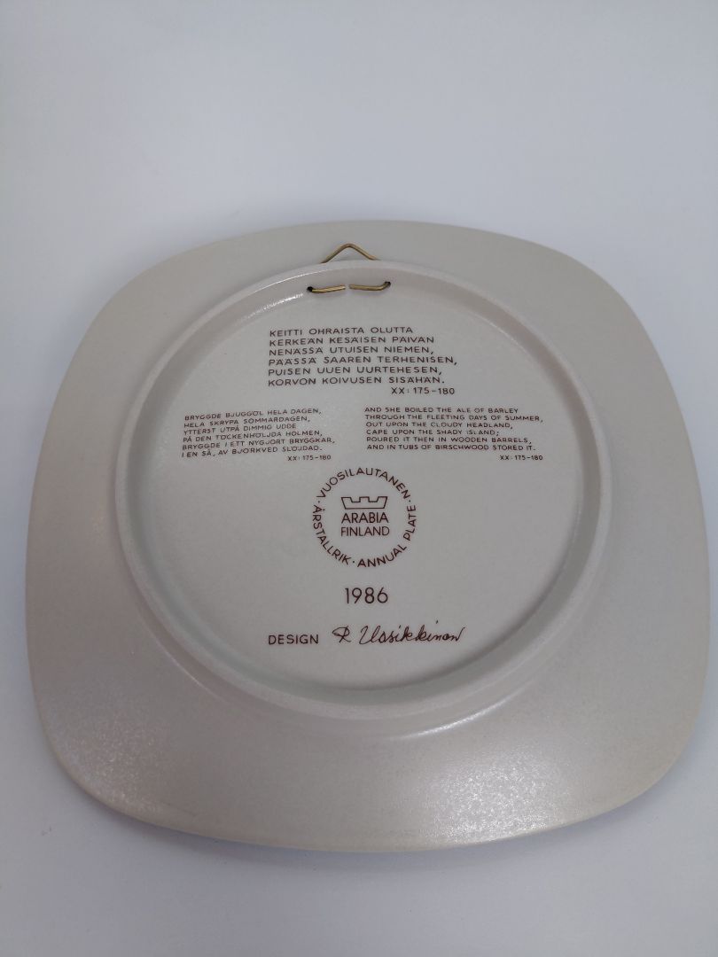 Vintage (1986) wall plate from the Kalevala line, Arabia Finland