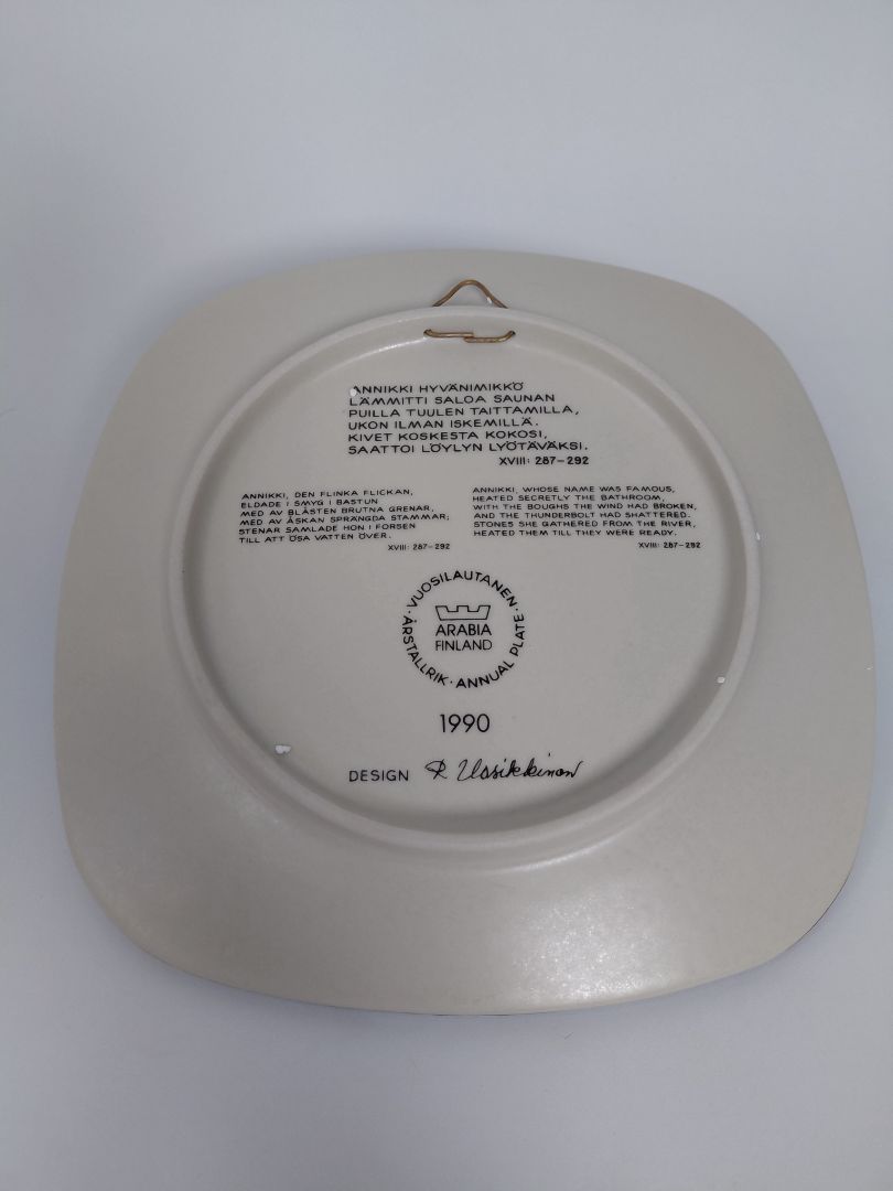 Vintage (1990) wall plate from the Kalevala line, Arabia Finland