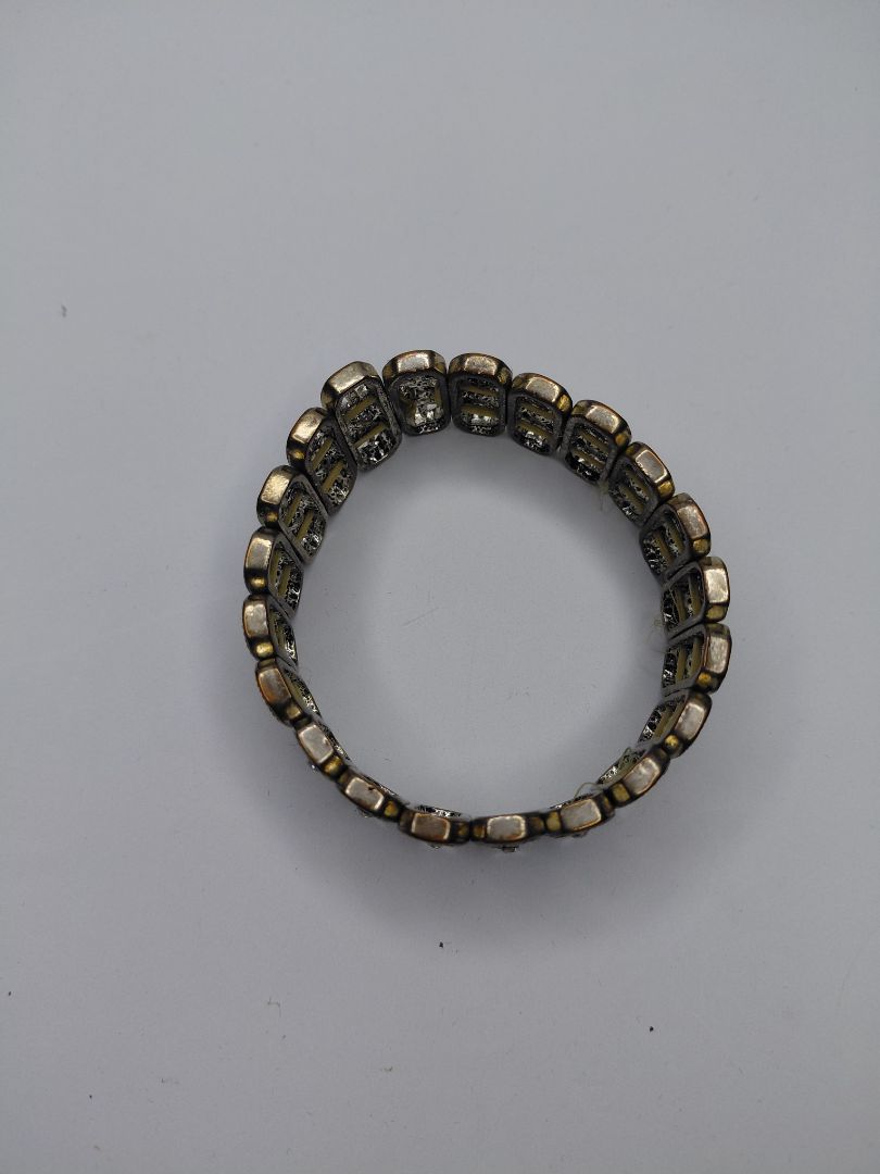 Armband með steinum