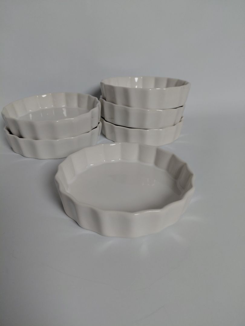 Cremé brulée dishes, Tablecloth