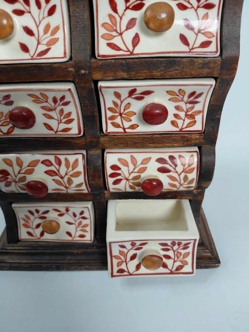 Kryddhilla með postulínsskúffum, The Pier