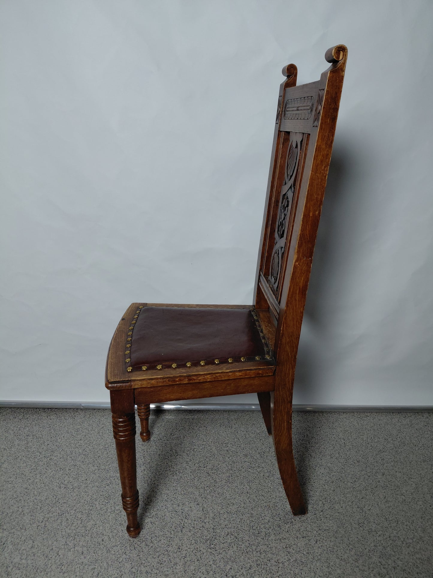 Antík stóll með ekta leður sessu (ár 1900-1920 Jacobean stíll)