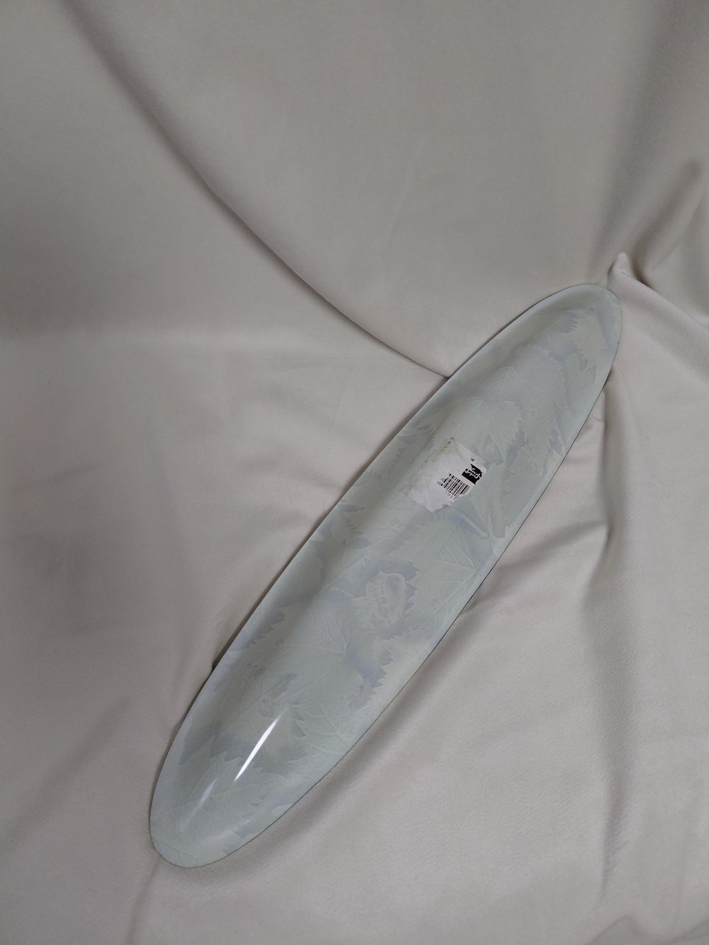 Ílöng skál skreytt með laufblöðum