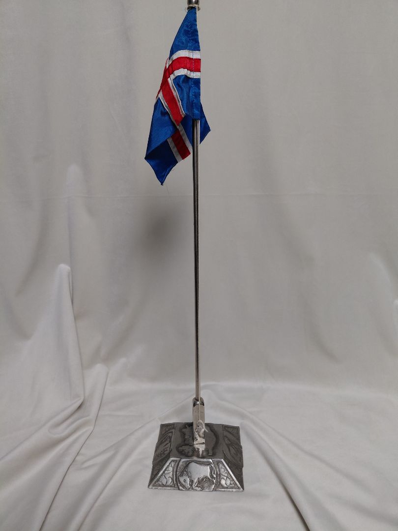 Íslensk fánastöng á borð "Lýðveldistakan 1944"