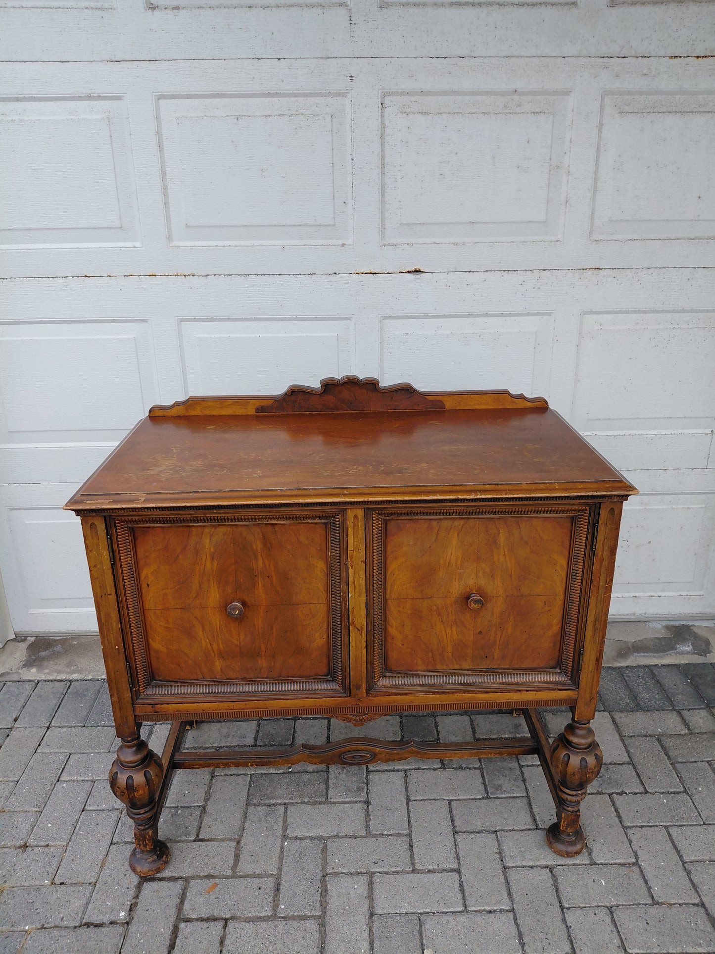 Antík lítill stofu skápur (1910-1950), Montour Furniture Company
