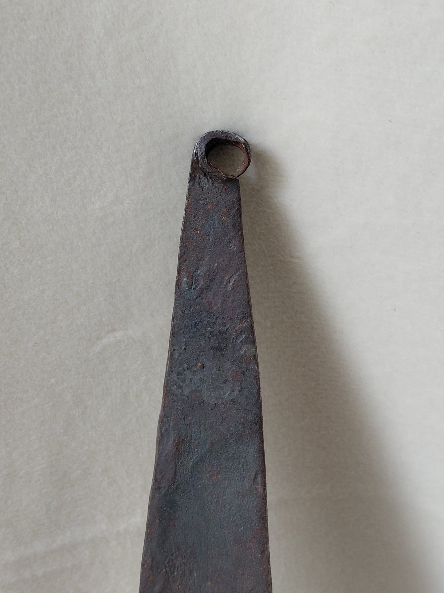 Antík kopar panna með smíðajárns handfangi (1880-1910)