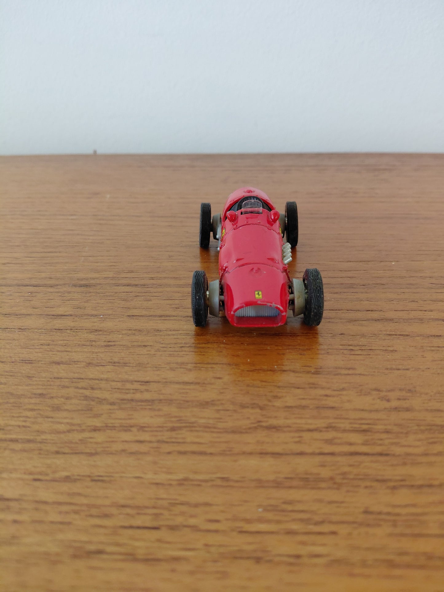 Kappakstursbíll módel (1996) af Ferrari 500 F2 , ár 1952 „Shell Collezione Classico“, Maisto
