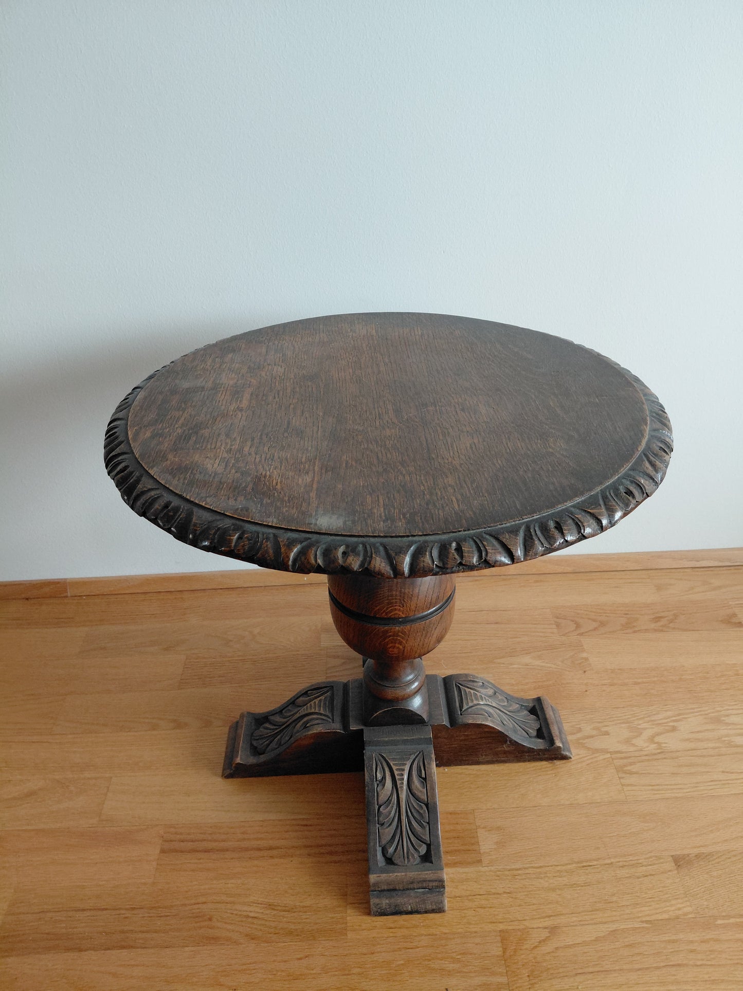 Antík lítið hringlaga borð gegnheil eik (1920-1950), Antík