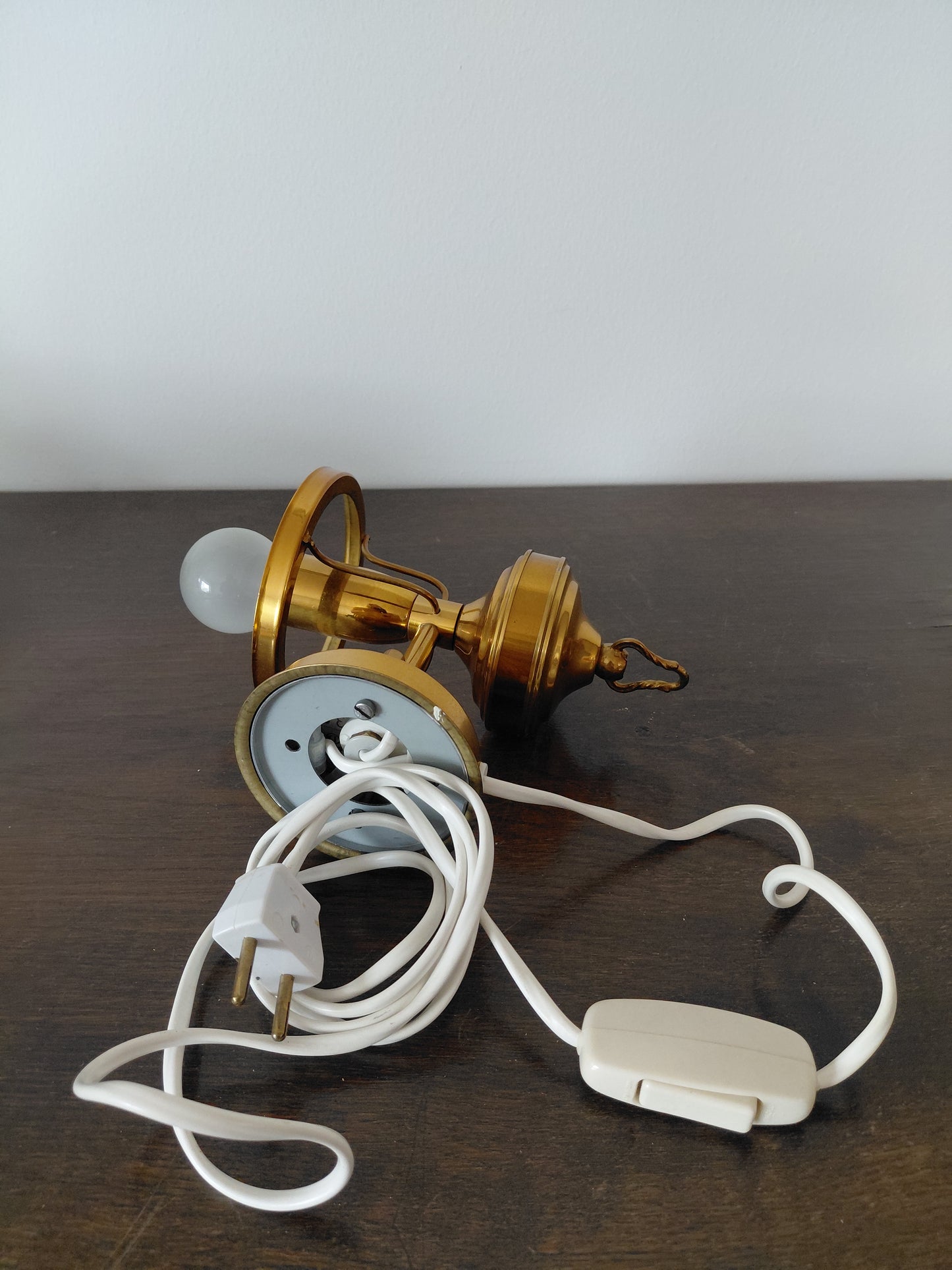 Vintage vegglampi úr messing með gler blómaskermi (1970-1985), vintage